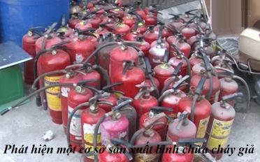 Bình chữa cháy giả được làm ngay tại trung tâm thành phố Hà Nội